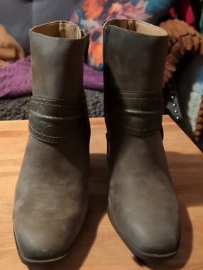 Vionic Olive Oil Leather Heeled Booties.